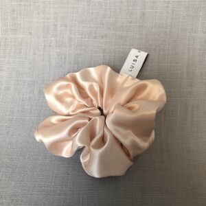 Puderrosa Seidensatin Scrunchie von Luisa Könemann