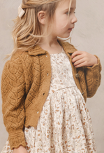 Lade das Bild in den Galerie-Viewer, Noralee Cardigan 4Y in eucalyptus oder gold
