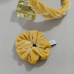 Gelbes Samtscrunchie von Luisa Könemann