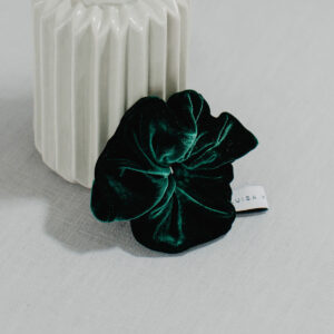 Dunkelgrünes Samtscrunchie von Luisa Könemann