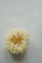Lade das Bild in den Galerie-Viewer, Seiden Scrunchie *Creme*
