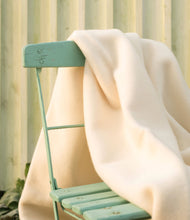 Lade das Bild in den Galerie-Viewer, Wollzeit Wollweisses Plaid aus 100% Merinowolle
