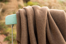 Lade das Bild in den Galerie-Viewer, Wollzeit Naturbraunes Plaid aus  100% Merinowolle
